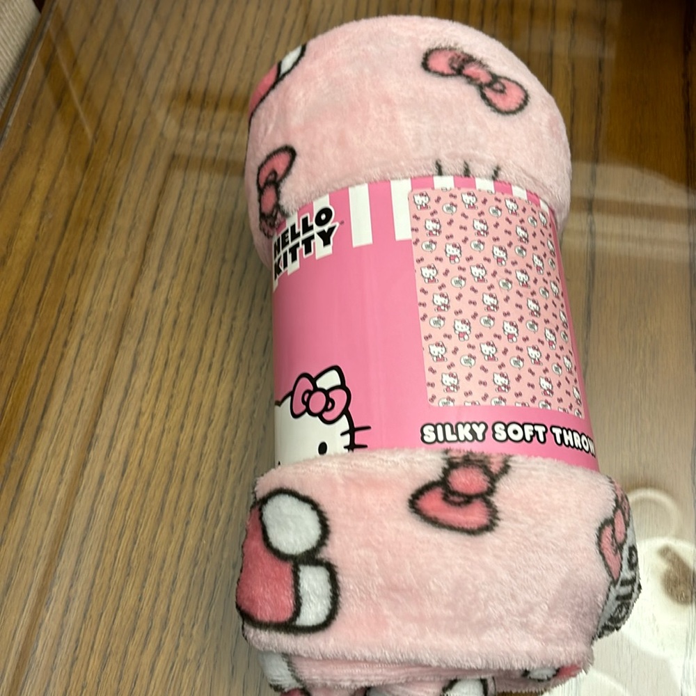 Hello kitty Sanrio Cute Cozy silky soft throw new in packaging